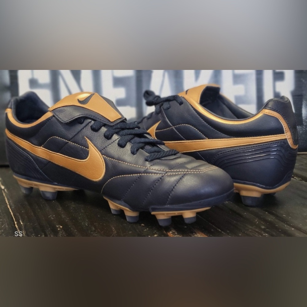 Nike Men's Black and Gold Athletic Shoes